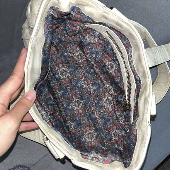 Marc Jacob’s Leather Small Cream Bag with Dust Bag - Picture 8 of 9